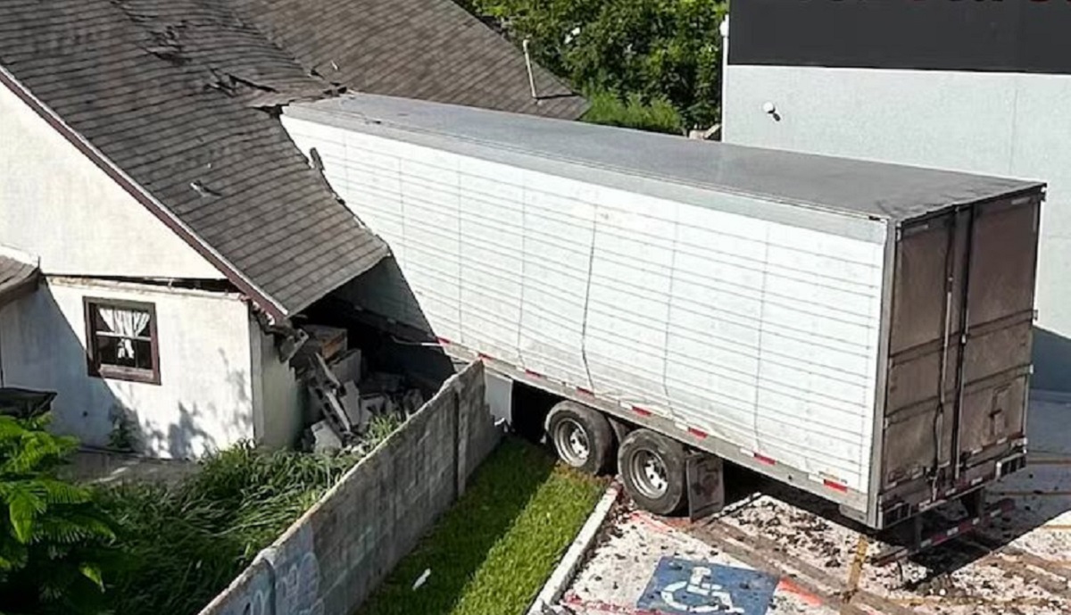 18-wheeler-driver-dies-after-crashing-into-texas-home