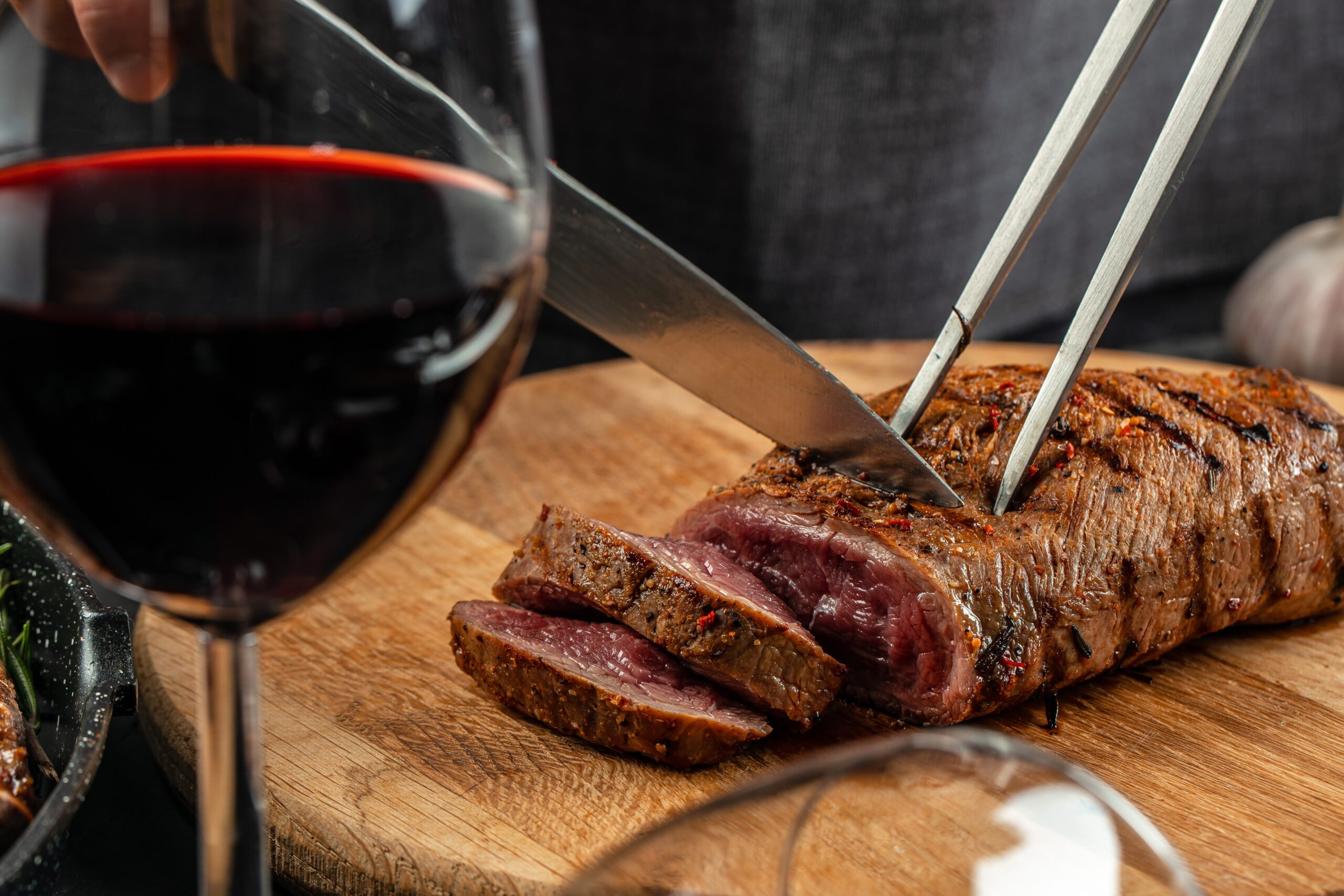 barbecue-and-red-wine,-the-perfect-combination