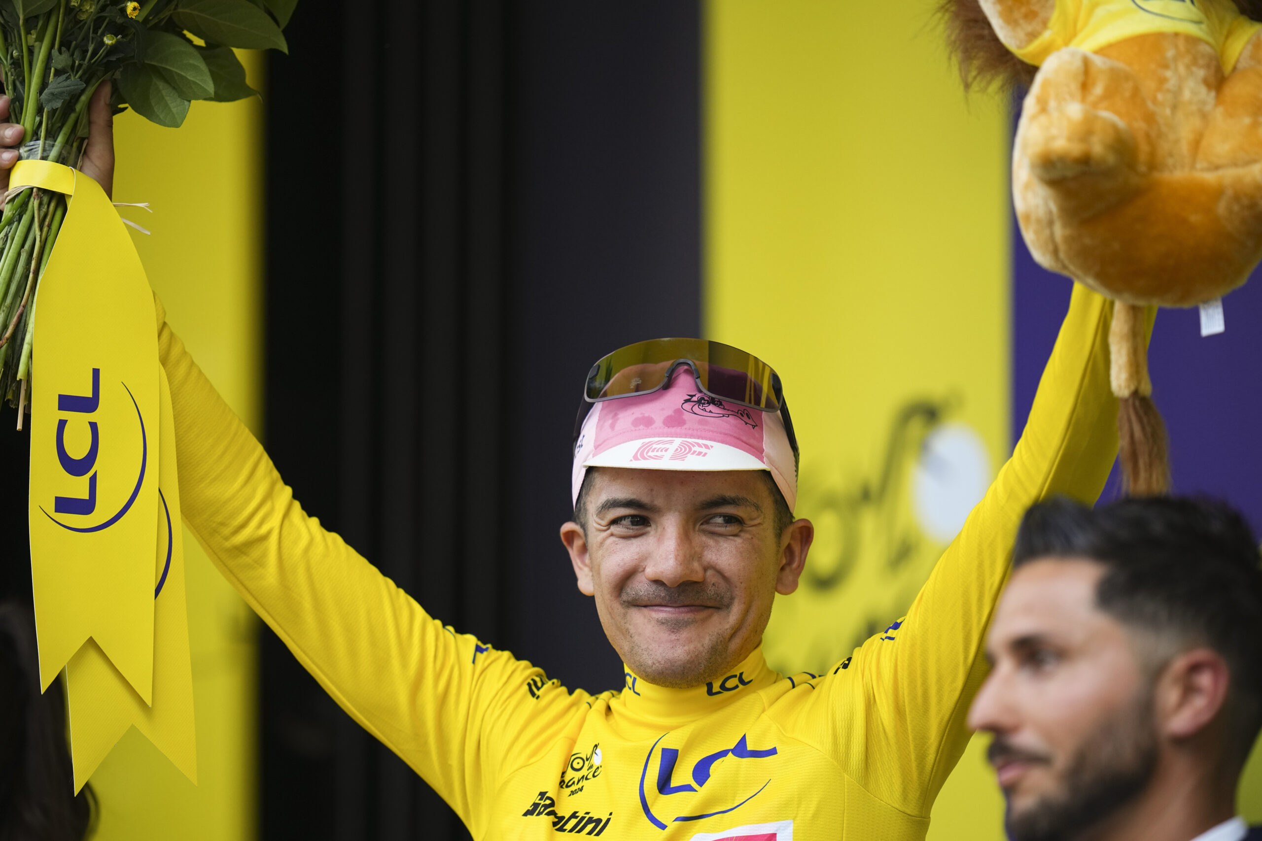 historic:-richard-carapaz-became-the-first-ecuadorian-to-lead-the-tour-de-france