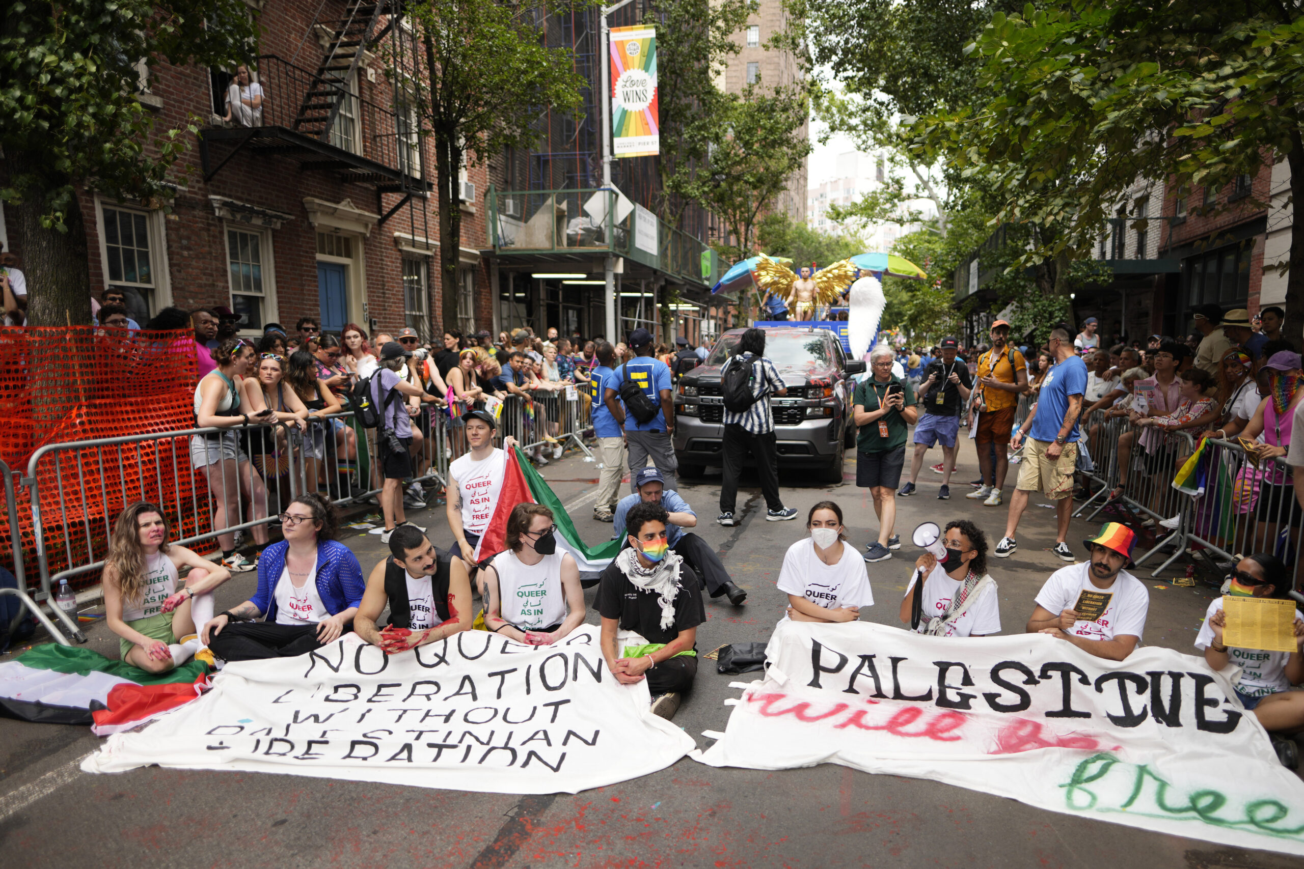 anti-israel-protesters-destroy-pride-floats-in-new-york,-blocking-the-parade