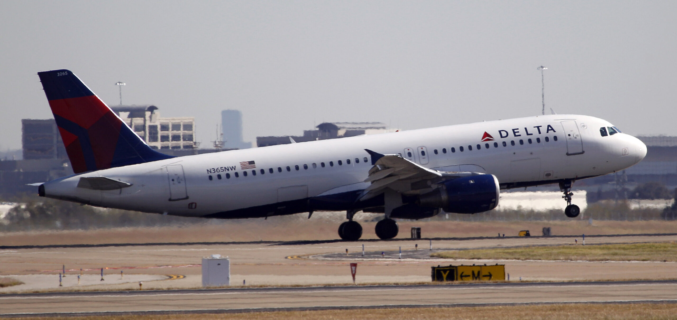 delta-flight-makes-surprise-landing-in-new-york-after-serving-spoiled-food