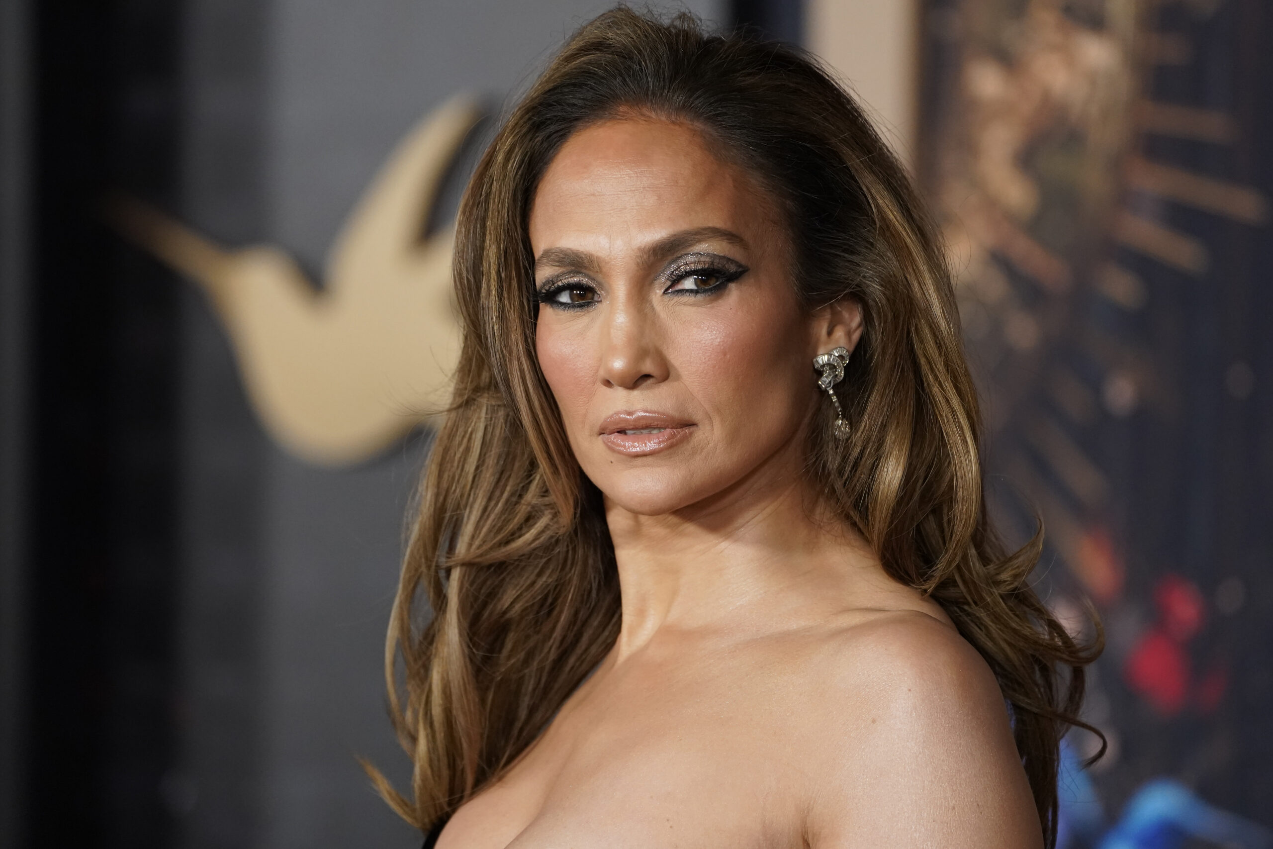 jennifer-lopez-appears-without-her-wedding-ring-while-promoting-her-beauty-products
