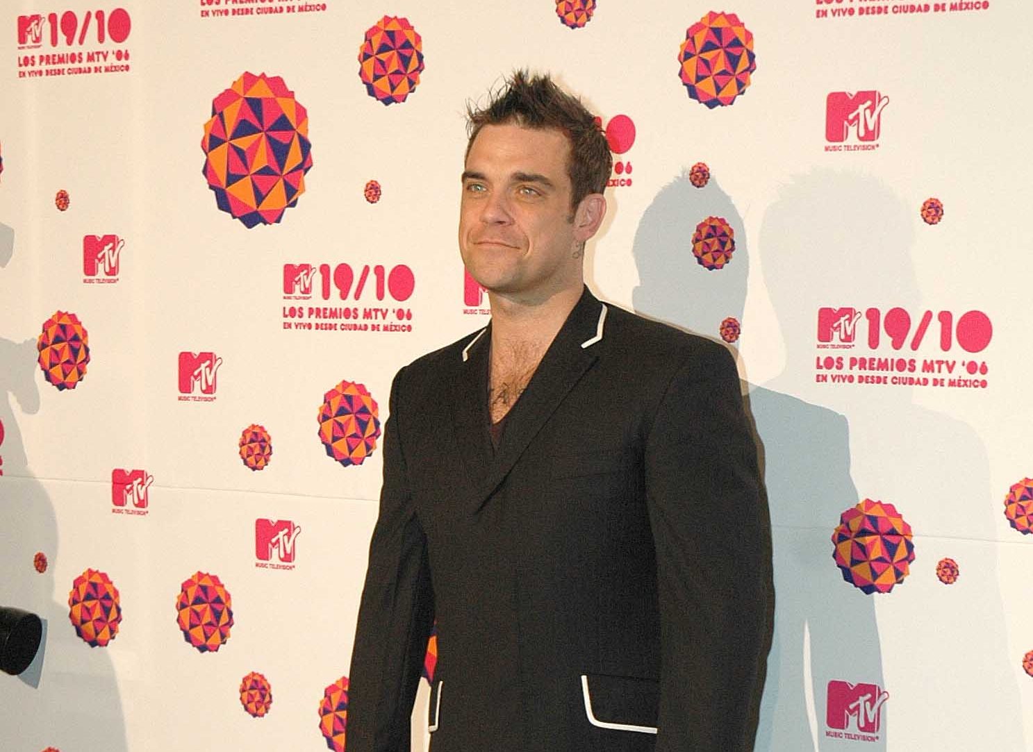 robbie-williams-“worries”-about-not-being-recognized-on-the-street