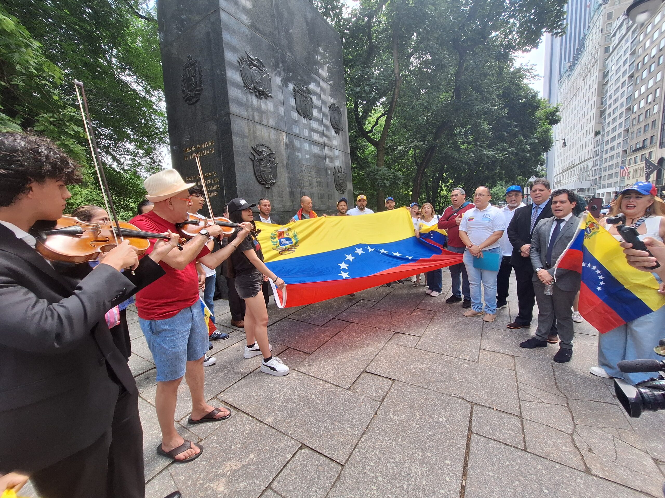 venezuelans-in-new-york-commemorated-their-country's-independence-with-the-challenge-of-regaining-their-freedom