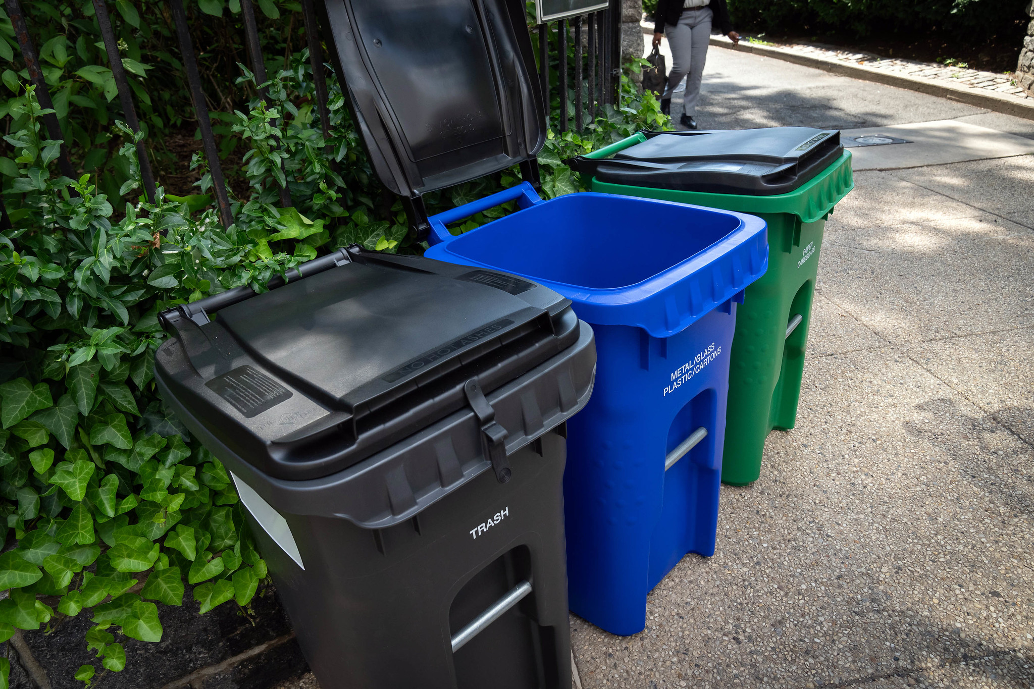 in-nyc,-a-new-“official”-trash-container-will-be-mandatory-starting-in-november