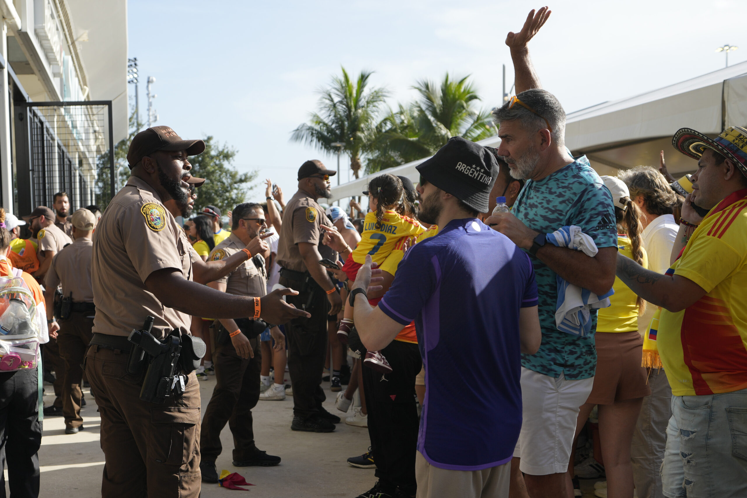 incidents-reported-with-fans-trying-to-enter-the-copa-america-final-without-tickets