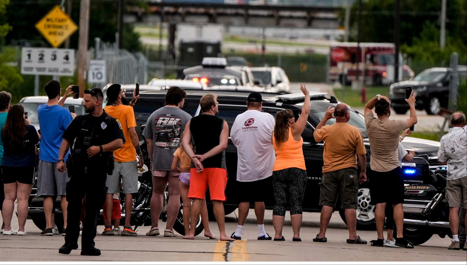 “you-are-a-hero,”-trump-supporters-shout-upon-his-arrival-in-milwaukee