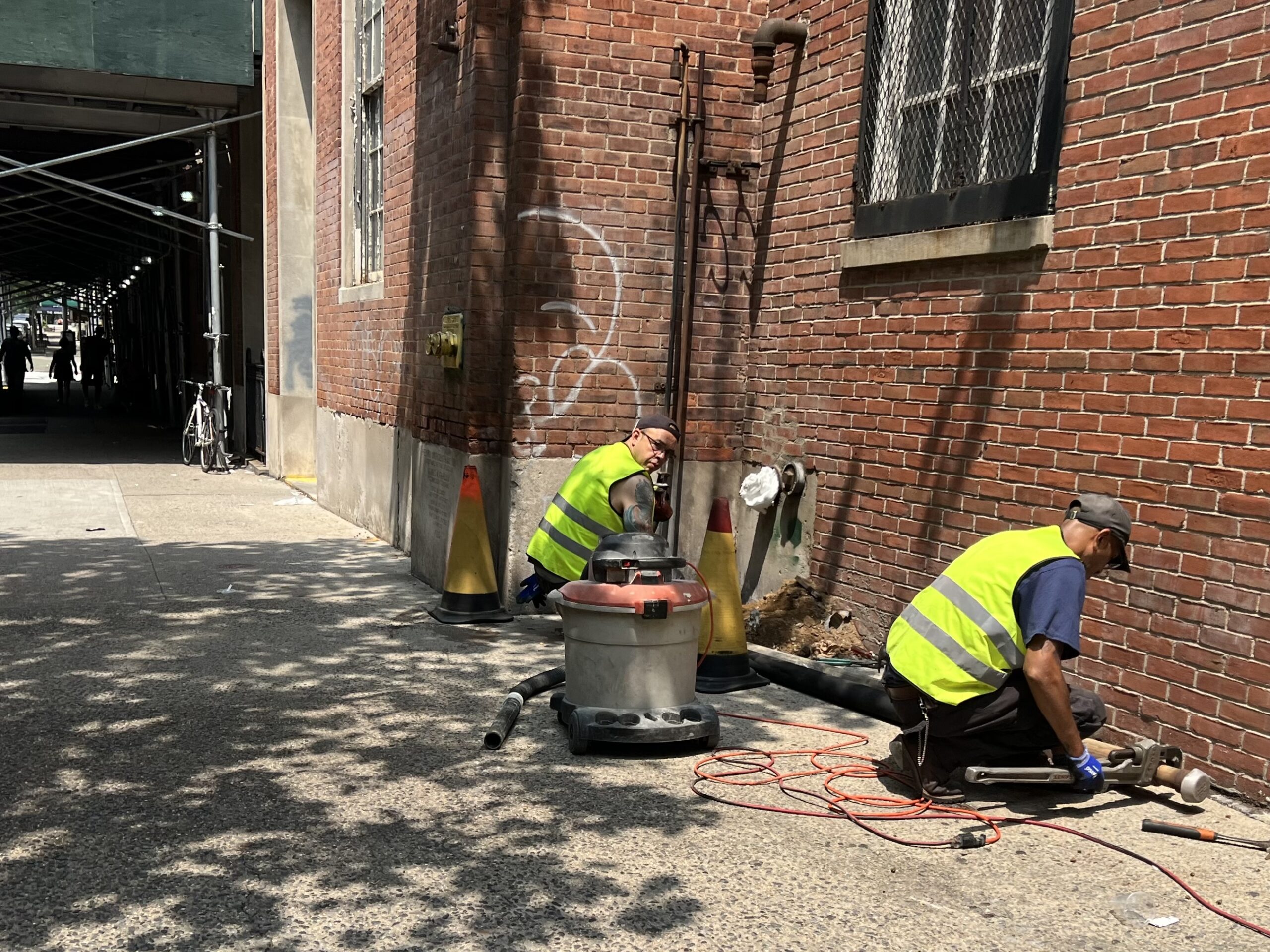 outdoor-workers-try-to-‘deal-with’-extreme-heat-after-dangerous-temperatures-in-nyc