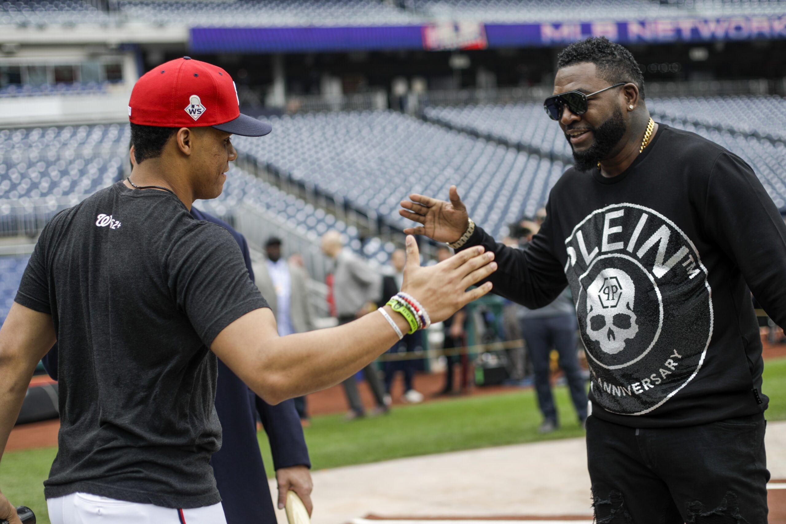 david-ortiz-shows-a-wad-of-dollars-during-an-interview-with-juan-soto-and-asks-the-yankees-to-sign-him