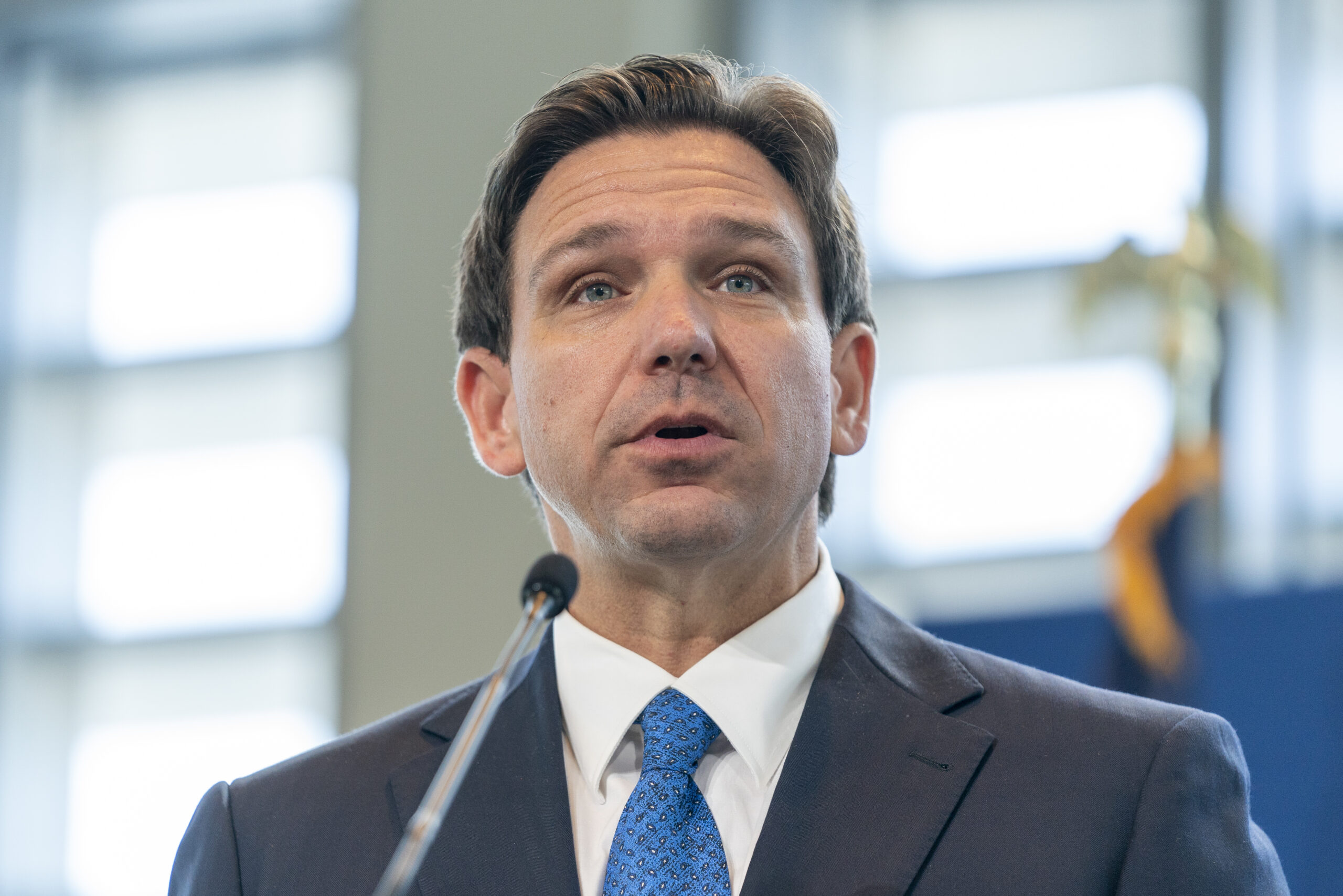 ron-desantis-calls-for-voting-for-trump:-“we-need-a-commander-in-chief”