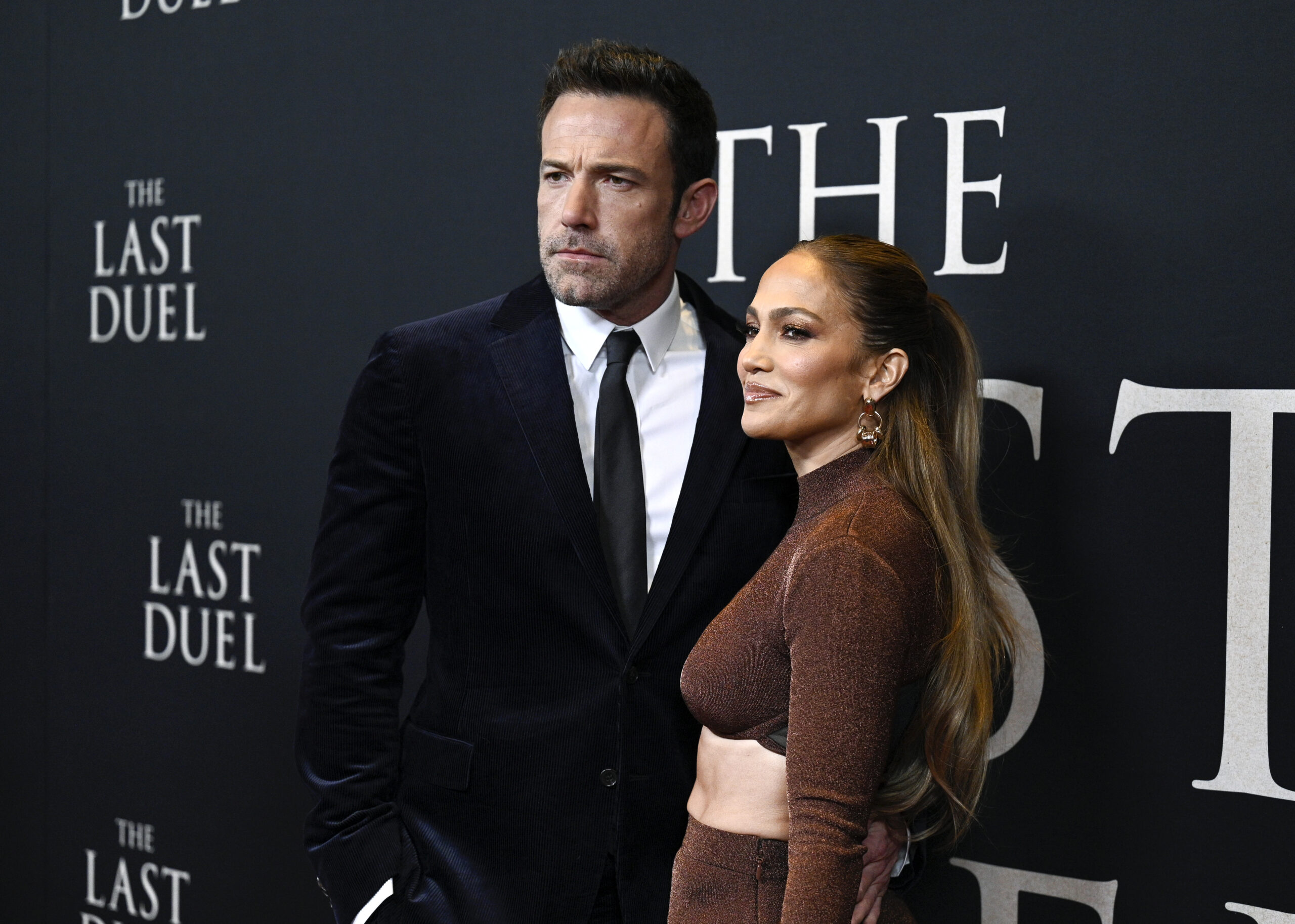 ben-affleck-is-still-wearing-his-ring-on-jennifer-lopez's-orders