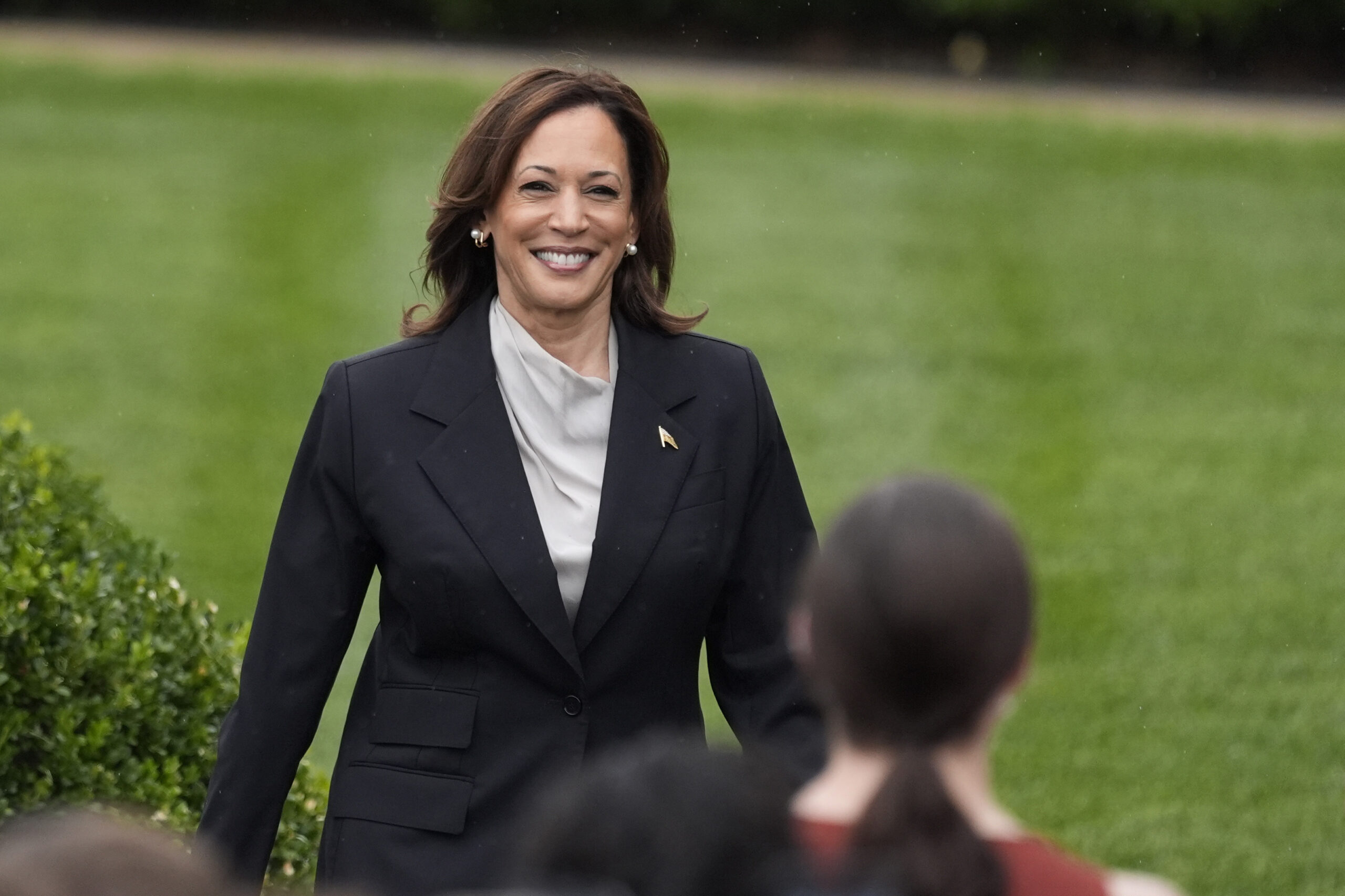 kamala-harris-gains-popularity-and-almost-catches-up-with-trump-in-new-poll