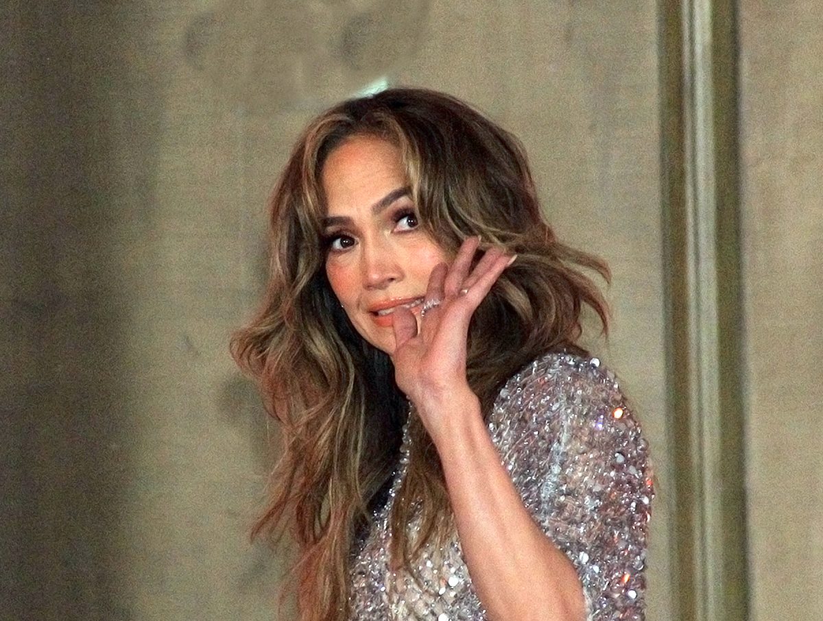 jennifer-lopez-leaves-the-hamptons-in-a-motorhome