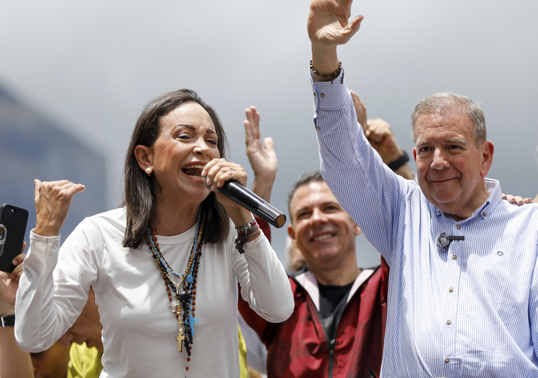 maria-corina-machado-appears-on-screen-in-times-square-and-venezuelans-cry-out-for-freedom