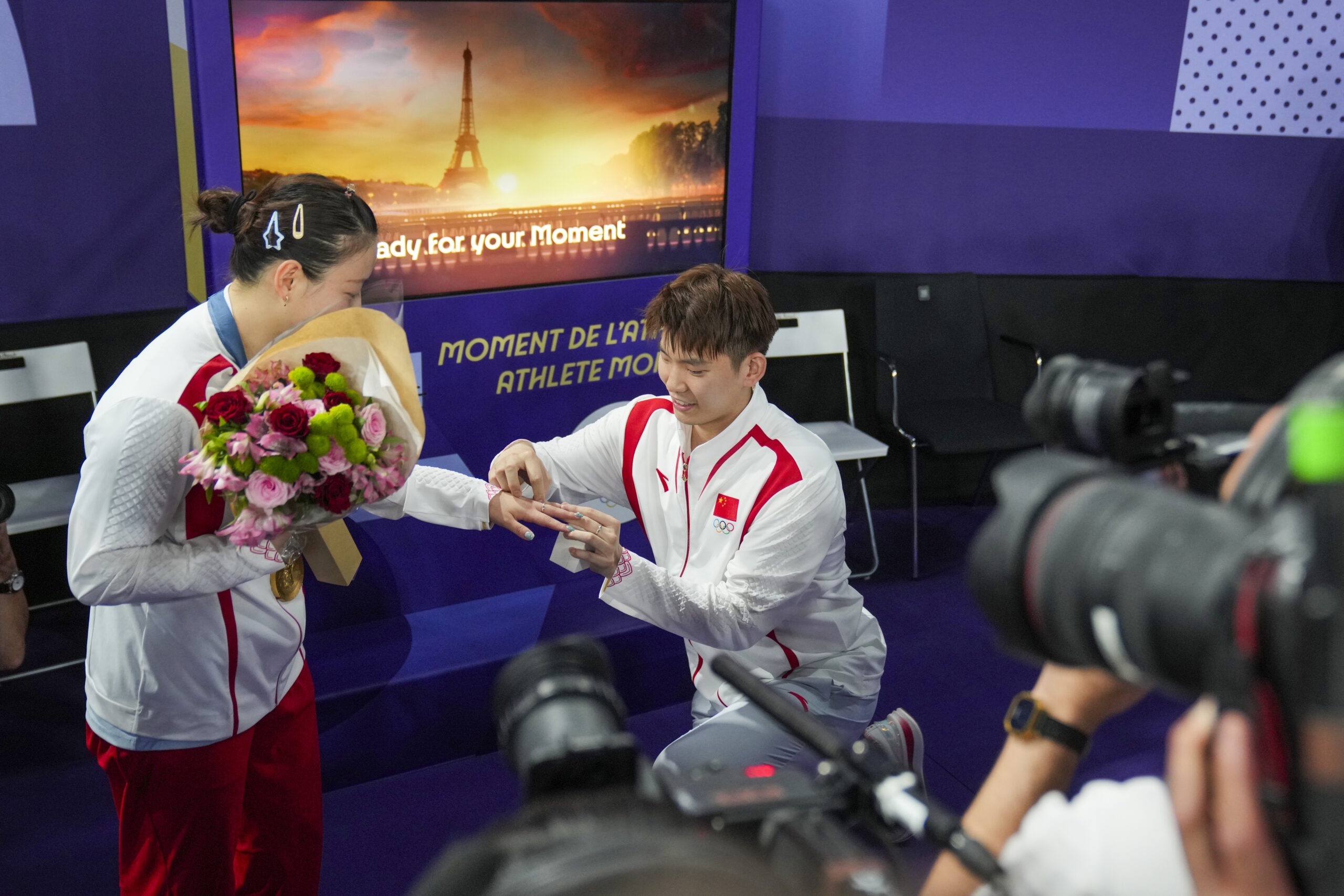 chinese-athlete-proposes-to-his-partner-at-paris-2024-and-gets-a-“yes”-[video]