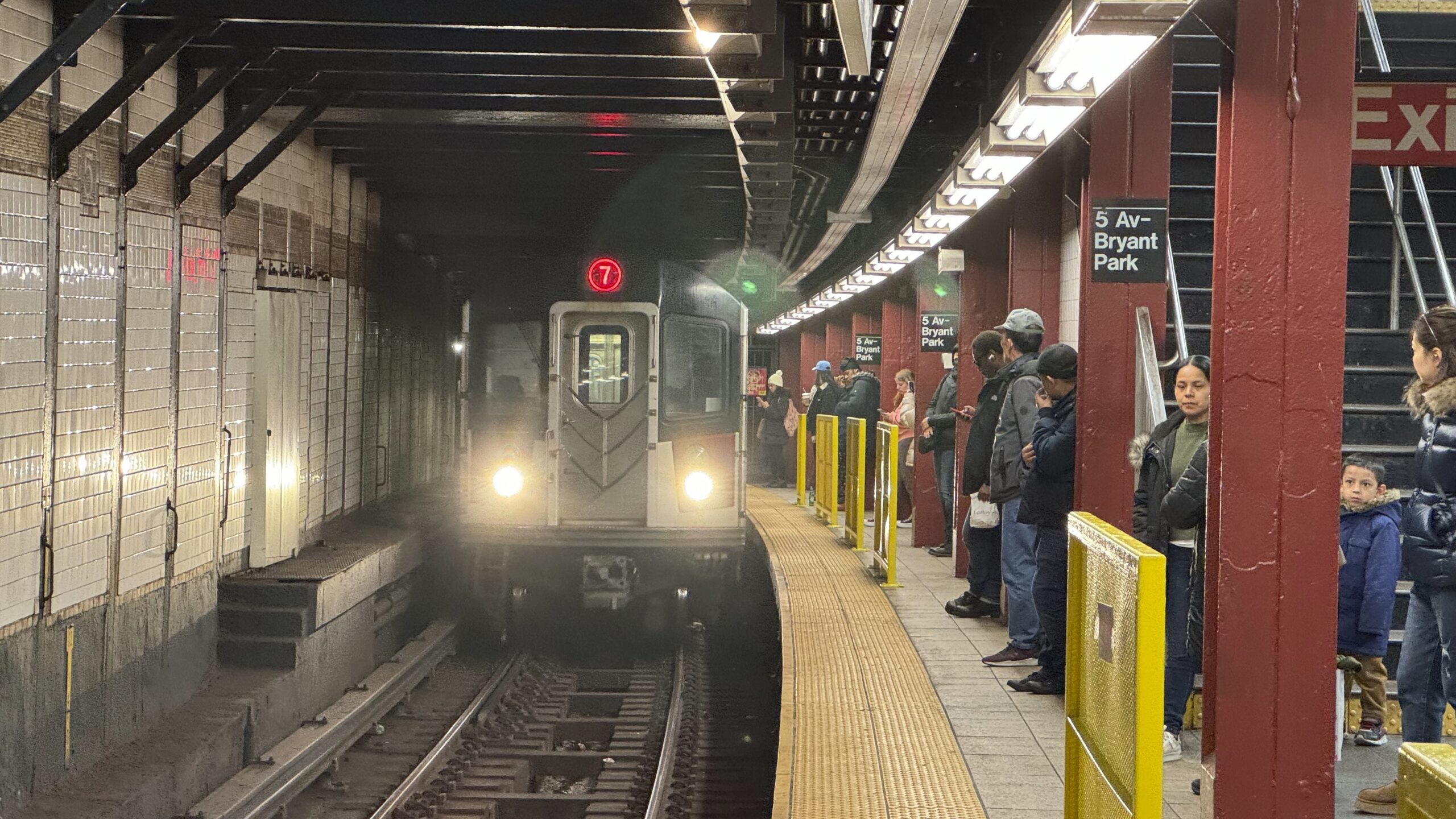 two-hispanic-tourists-were-pushed-onto-the-train-tracks-in-manhattan