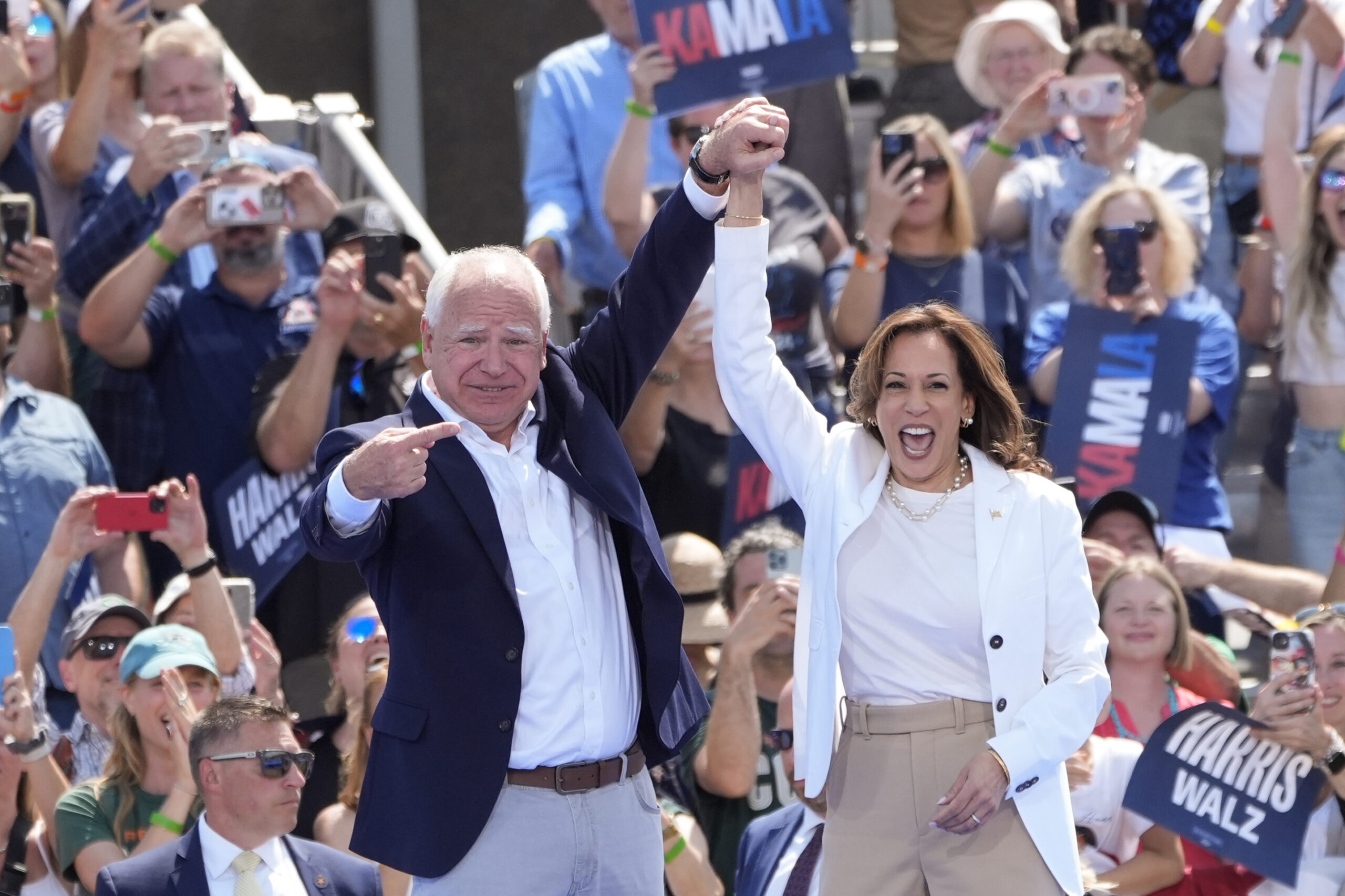 kamala-harris-silenced-pro-palestinian-protesters-in-detroit:-“i’m-the-one-speaking”