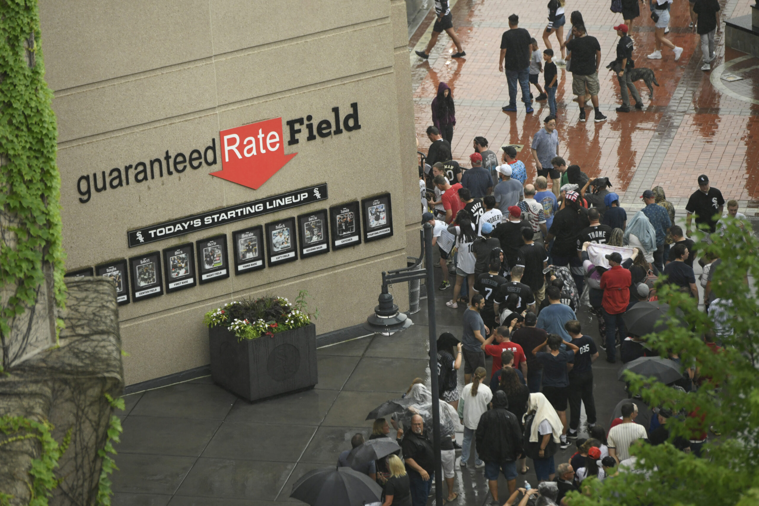 cubs-and-white-sox-fans-engaged-in-an-unusual-fight-outside-guaranteed-rate-field