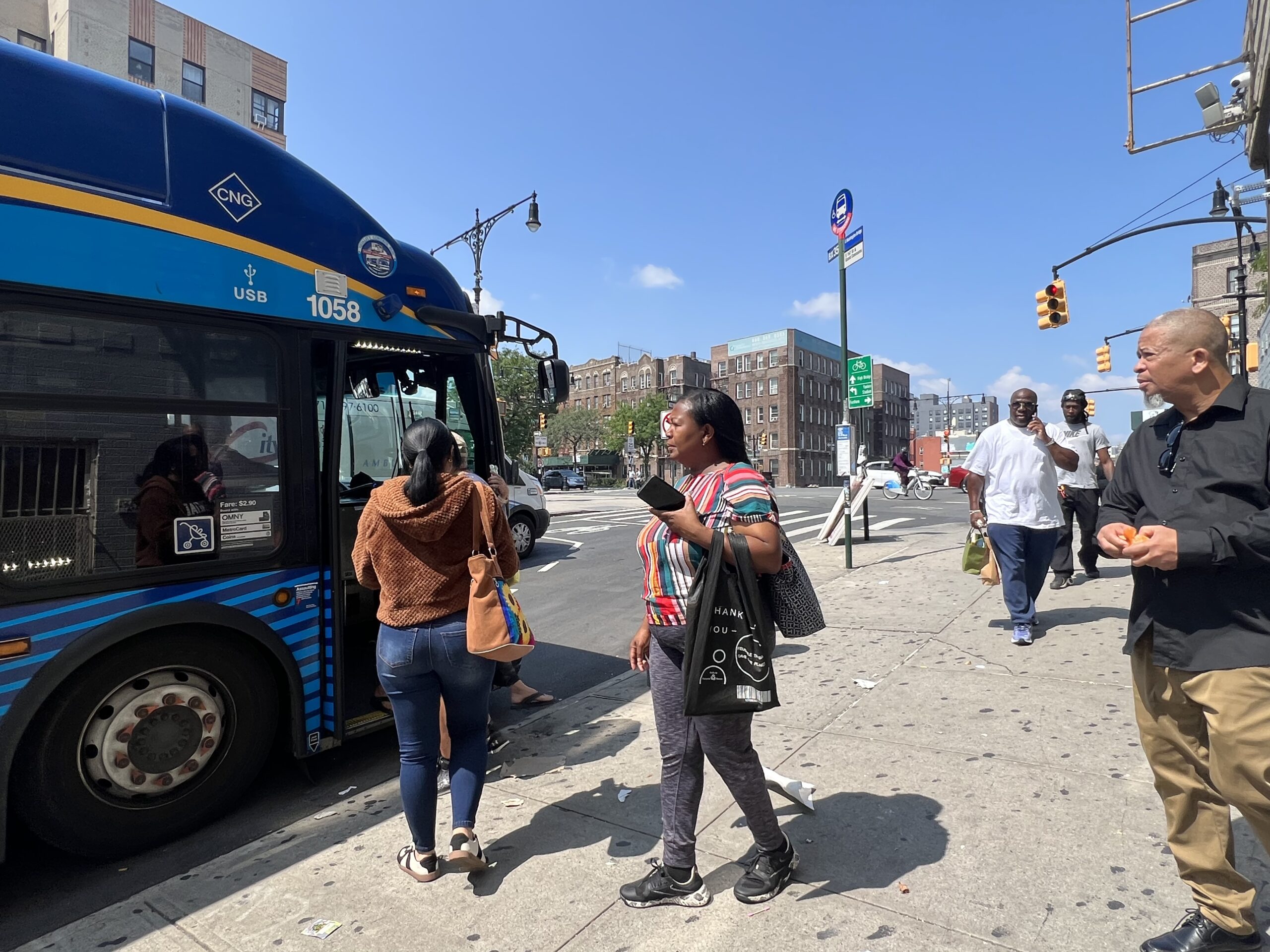 “sunburned”:-the-drama-of-passengers-at-bus-stops-without-shelters-in-nyc