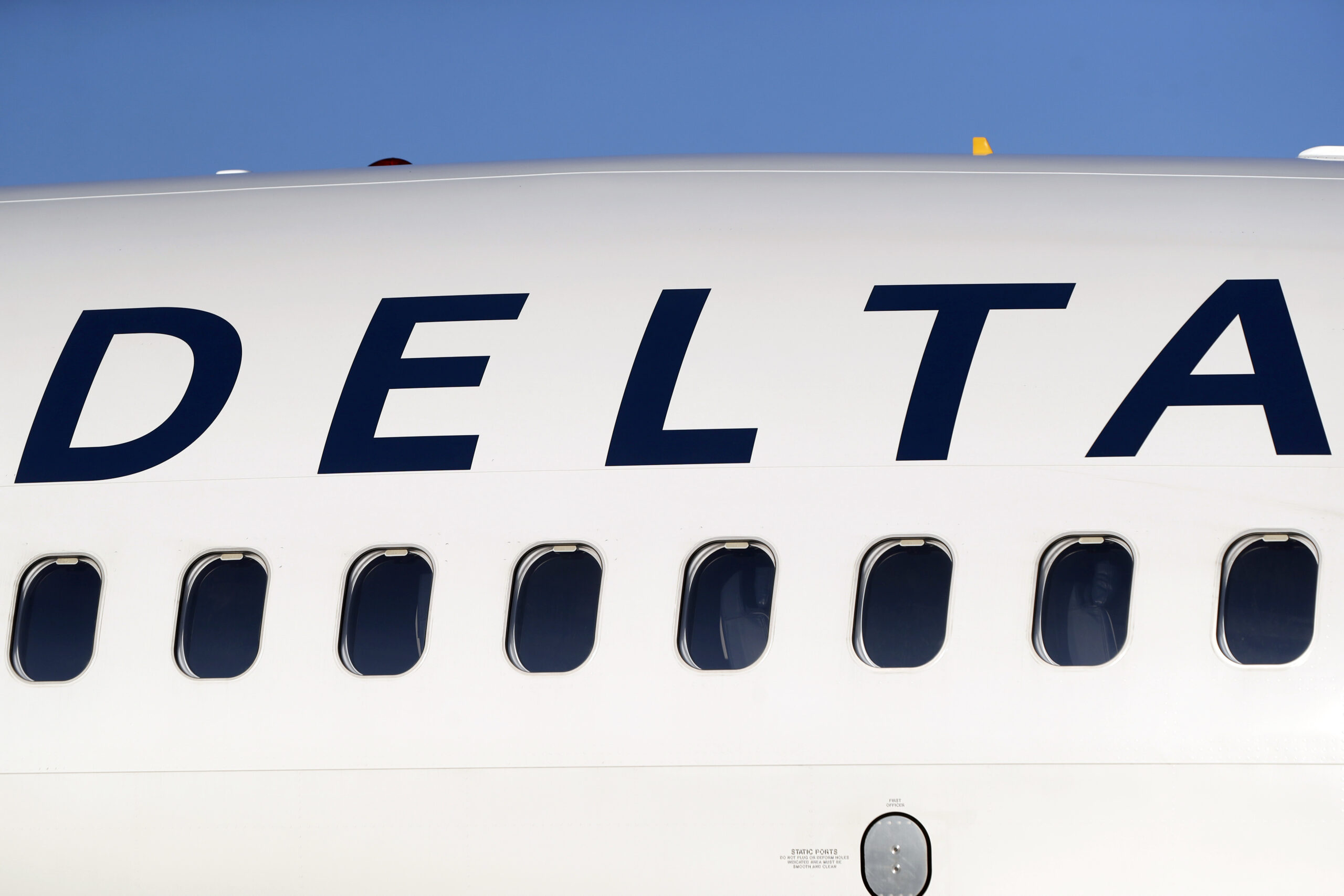 passenger-sues-delta-air-lines-after-flight-attendant-hits-her-with-beverage-cart