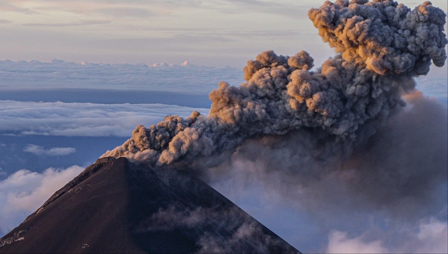 video:-climbers-managed-to-escape-when-a-volcano-in-indonesia-erupted