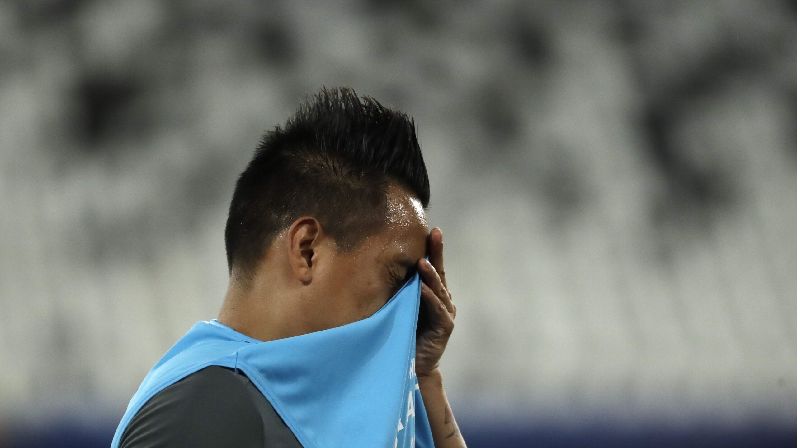 controversy-continues-in-peru:-justice-prohibits-footballer-christian-cueva-from-approaching-his-wife