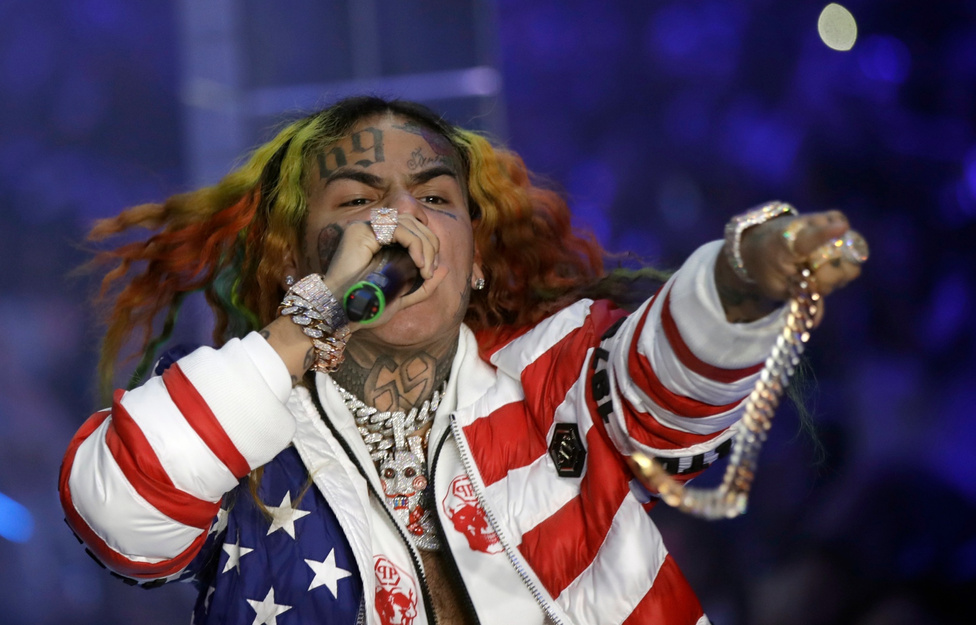 sensual-and-controversial:-tekashi-6ix9ine-releases-video-with-la-perversa-after-breaking-up-with-yailin-the-most-viral