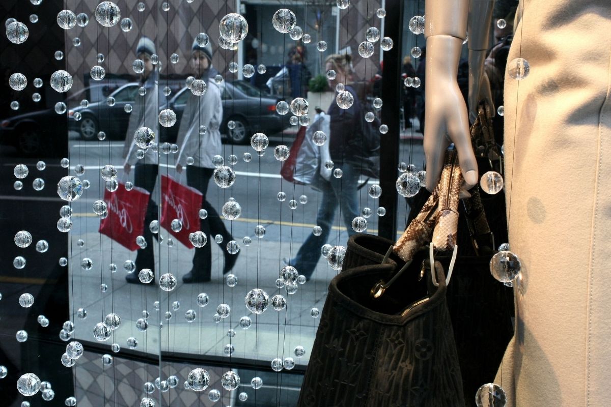 revenge-against-louis-vuitton:-woman-carries-thousands-of-dollars-and-drives-employees-crazy