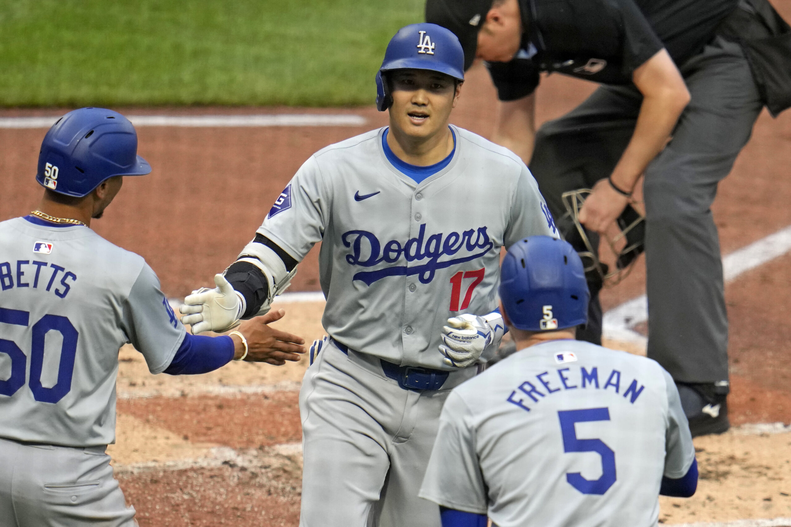 shohei-ohtani,-mookie-betts-and-freddie-freeman-hit-three-straight-homers-[video]