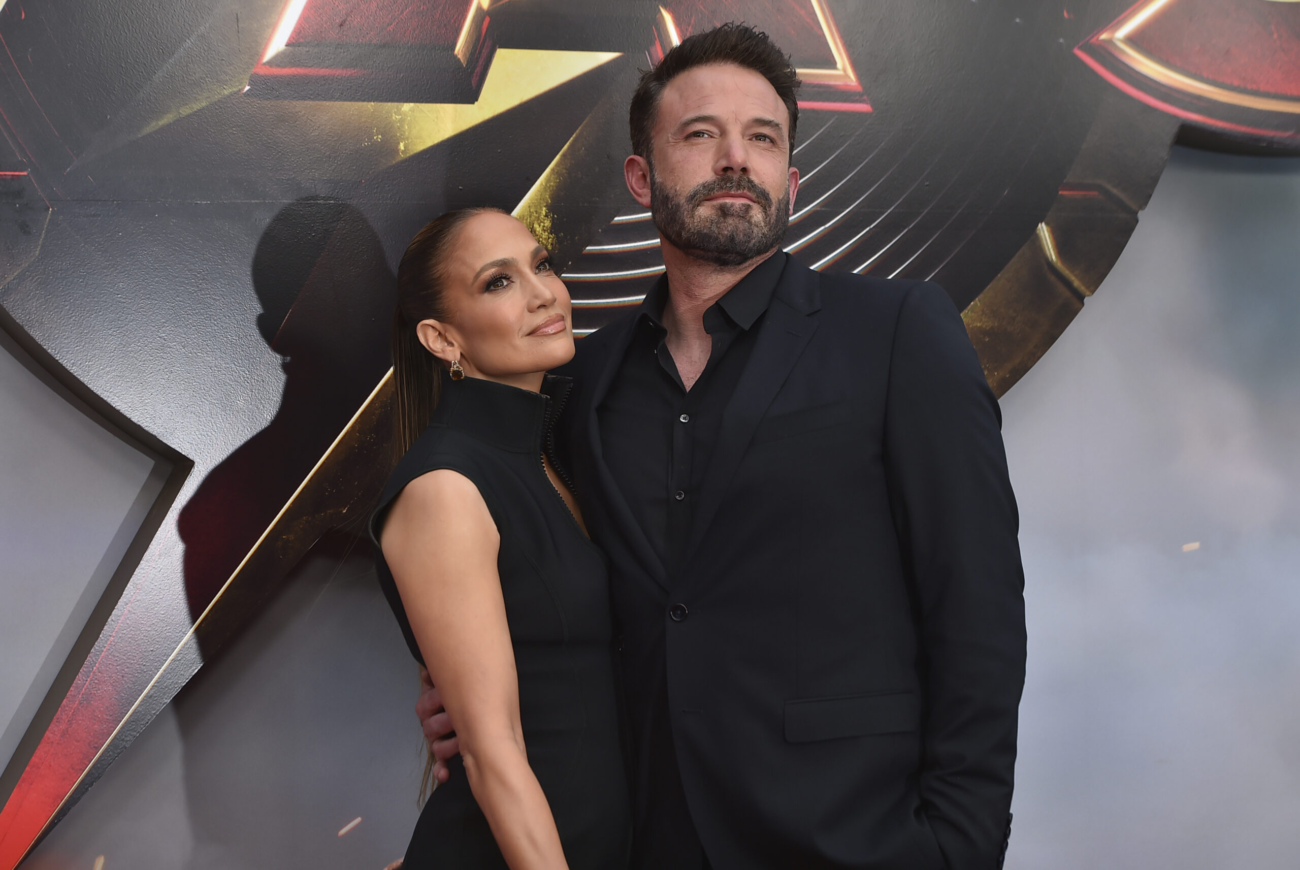 they-claim-that-jlo-and-ben-affleck-could-lose-a-lot-of-money-with-the-sale-of-their-mansion