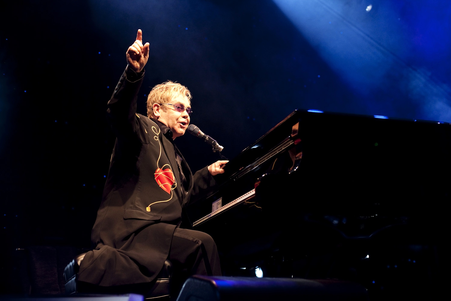 elton-john-reveals-he-is-battling-an-infection-that-has-limited-his-vision