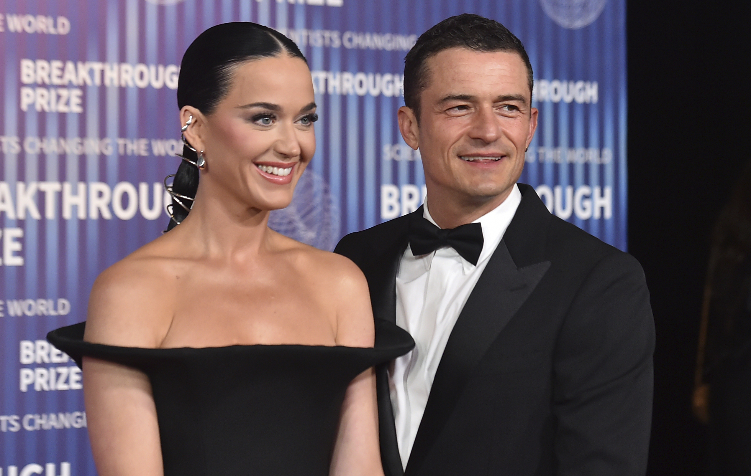 katy-perry-“intimately”-rewards-orlando-bloom-for-doing-housework