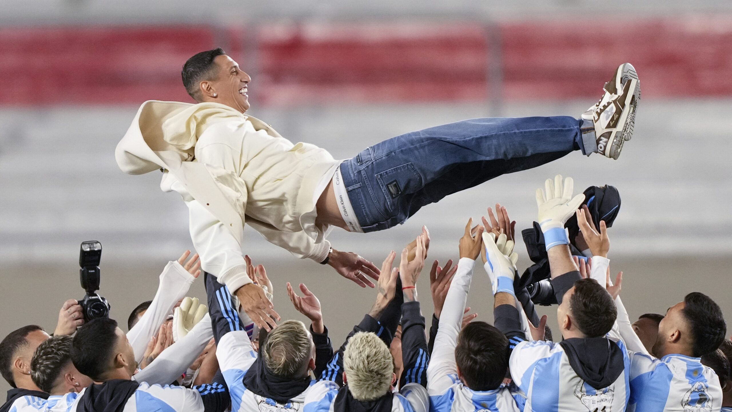 angel-di-maria-receives-an-unforgettable-tribute-after-his-retirement-from-argentina