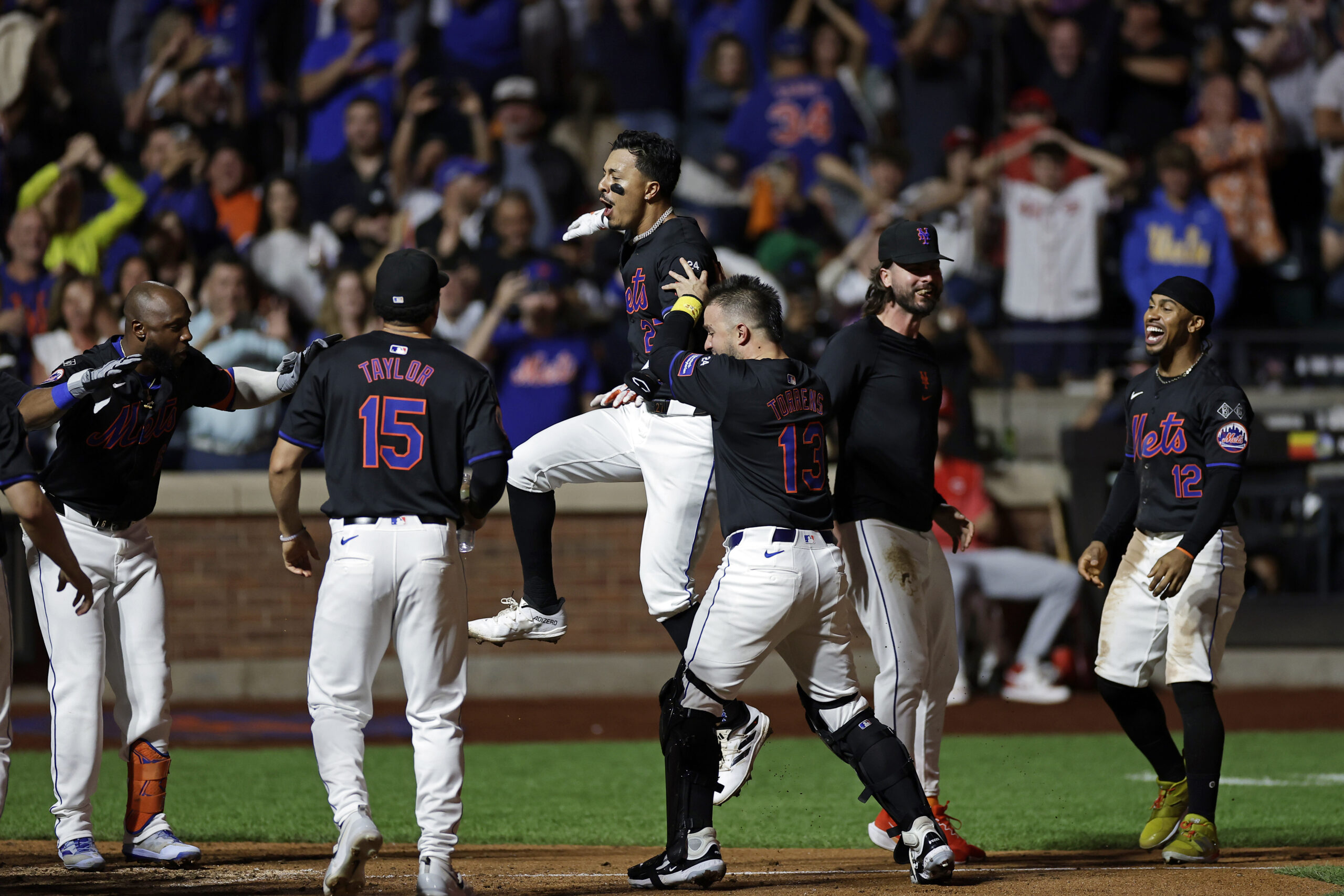 mark-vientos-leads-mets-to-win-to-extend-streak-and-cling-to-wild-card