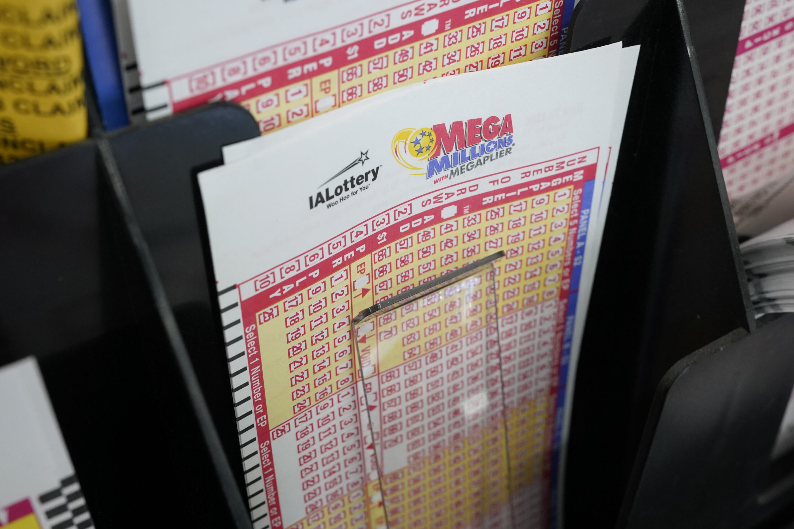 $800-million:-they-won-the-first-prize-of-the-mega-lottery