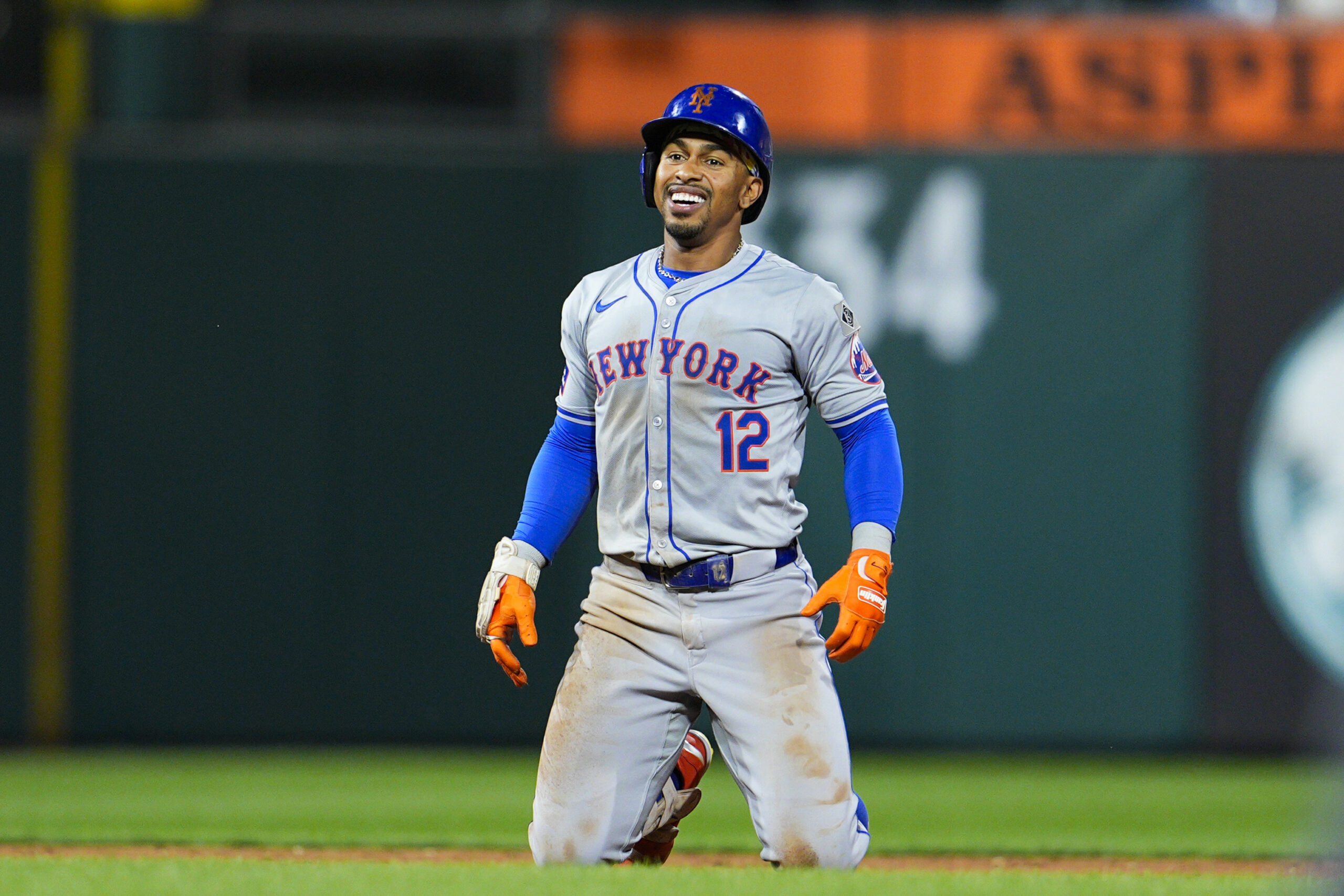 mets-sound-alarm-over-possible-back-injury-to-francisco-lindor