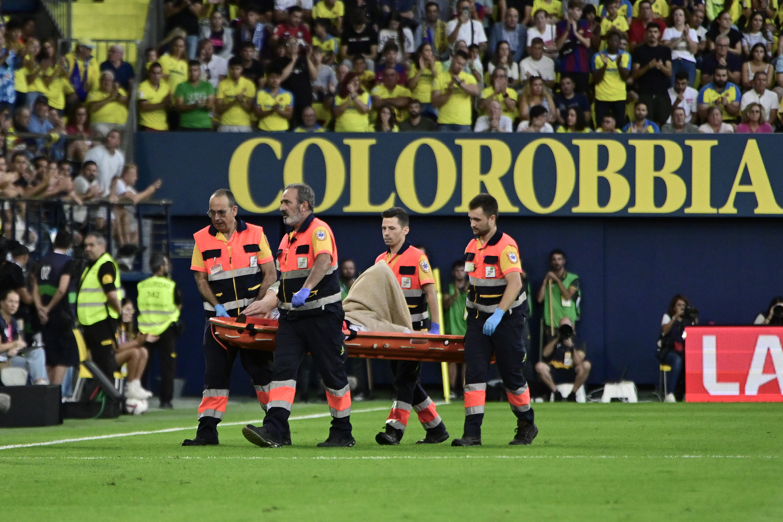 ter-stegen-suffers-dramatic-knee-injury-and-is-taken-off-on-a-stretcher-[video]