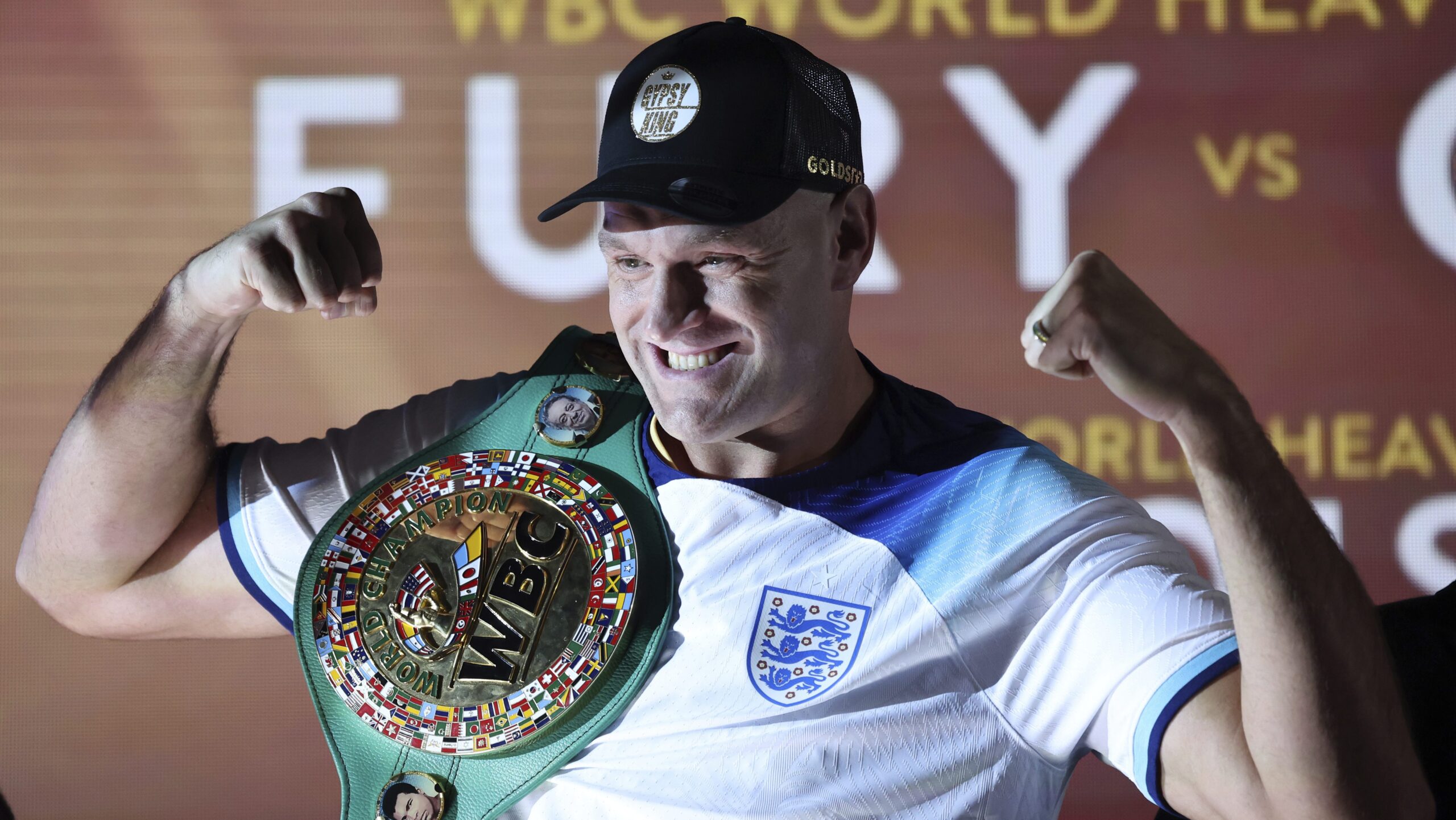 tyson-fury-on-usyk:-“he-beat-me,-he-took-my-virginity”