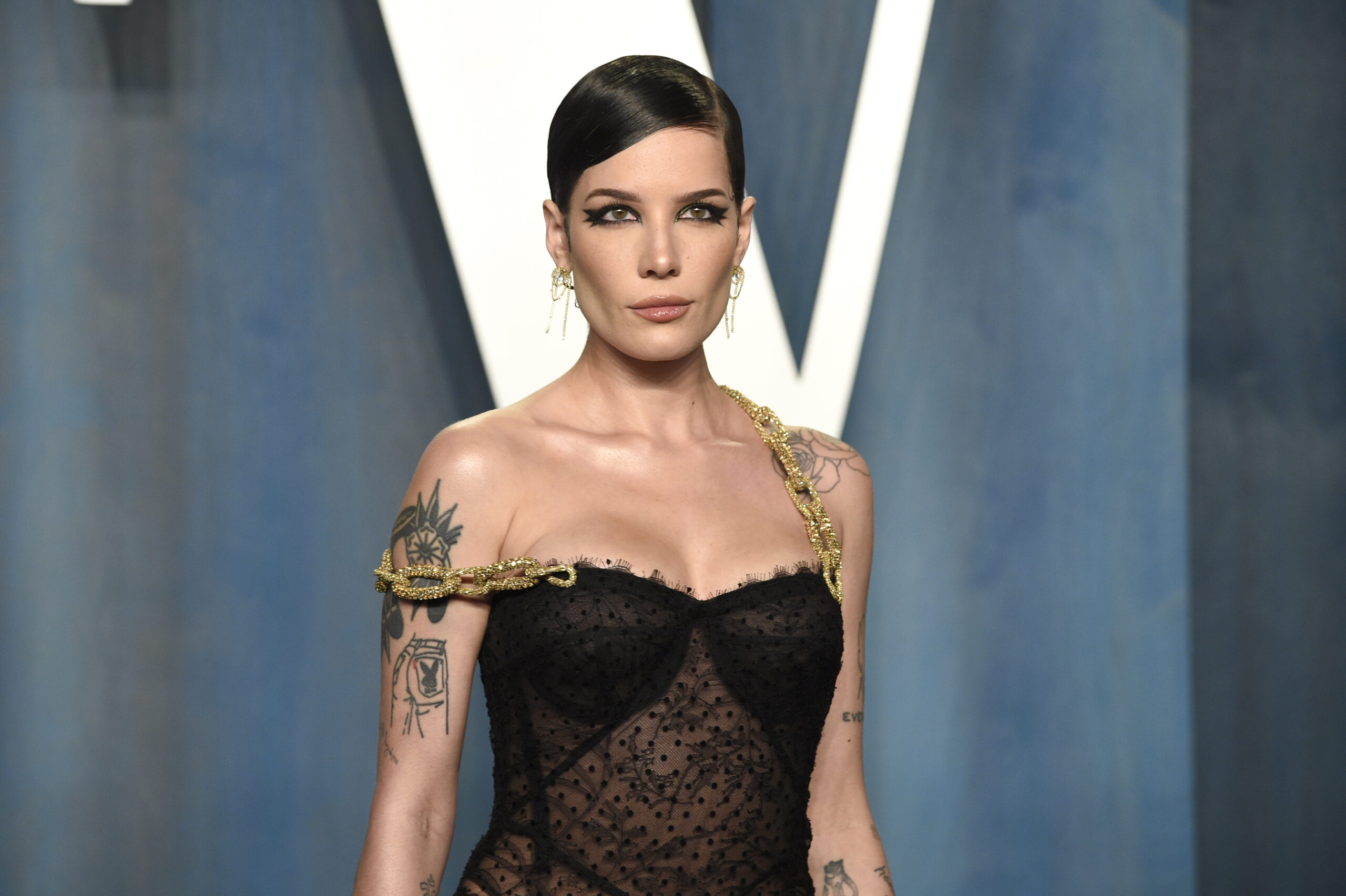 halsey-reveals-she-was-hospitalized-after-suffering-a-“scary”-seizure