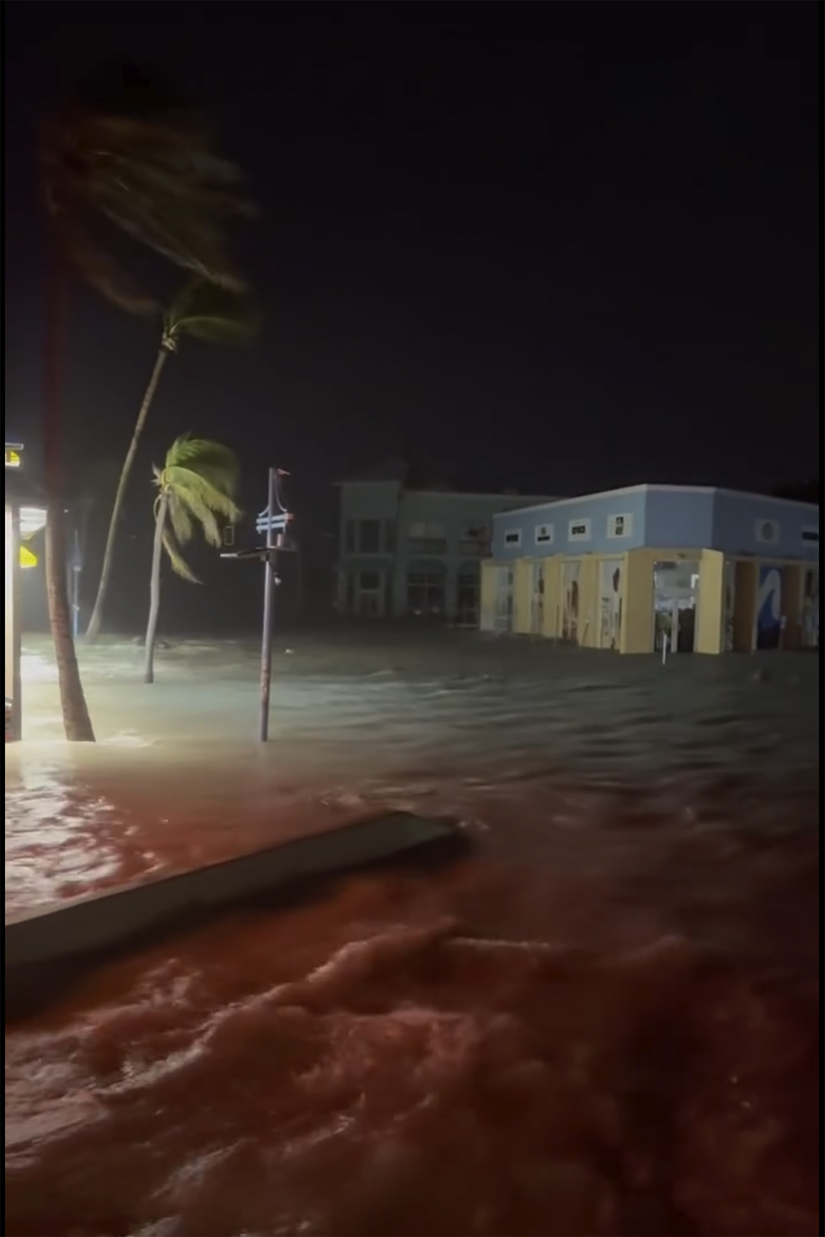 videos:-man-paddles-kayak-inside-his-home-in-florida-in-the-middle-of-flooding-due-to-storm-helene