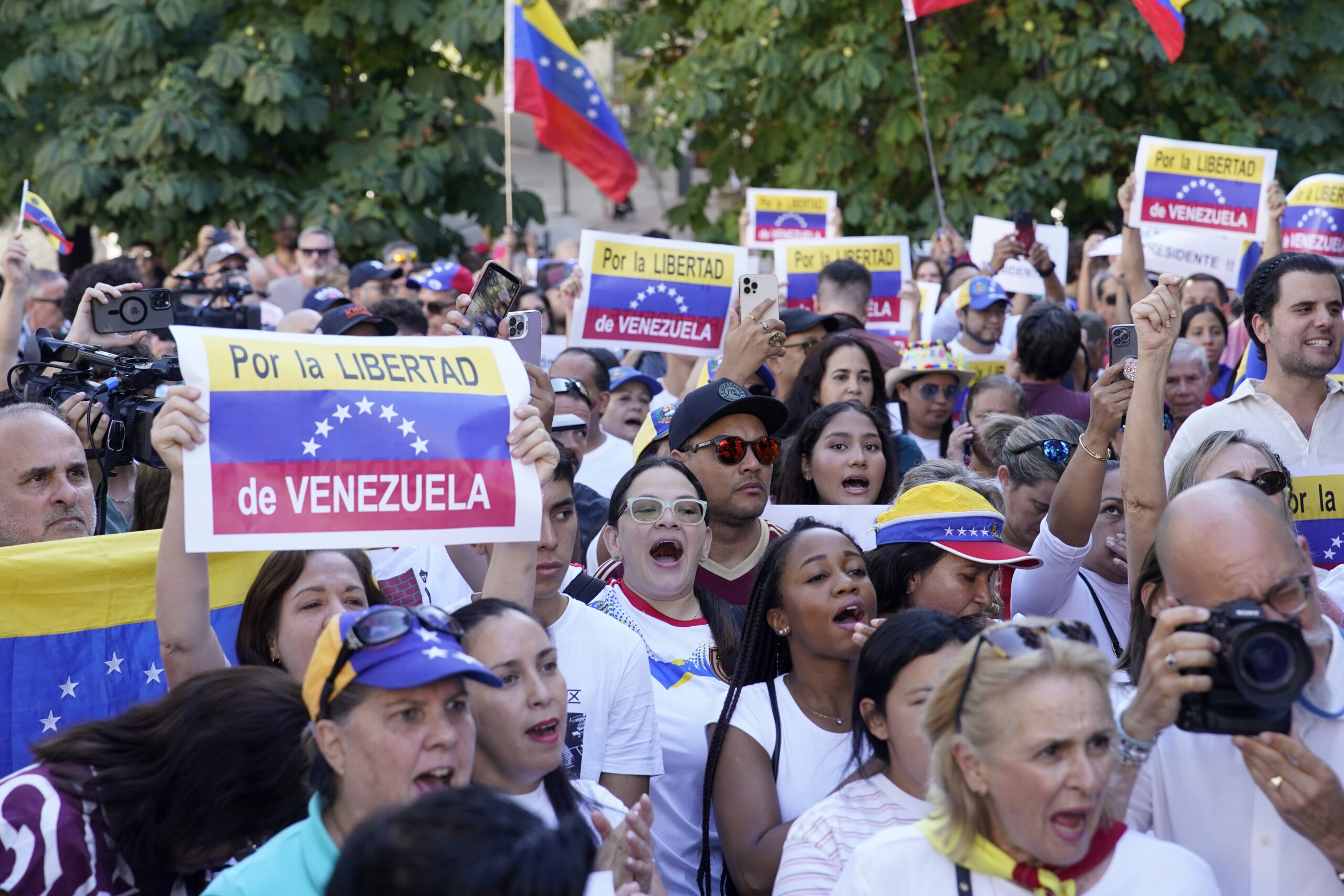 venezuela:-official-party-and-opposition-return-to-the-streets,-after-two-months-of-the-presidential-elections