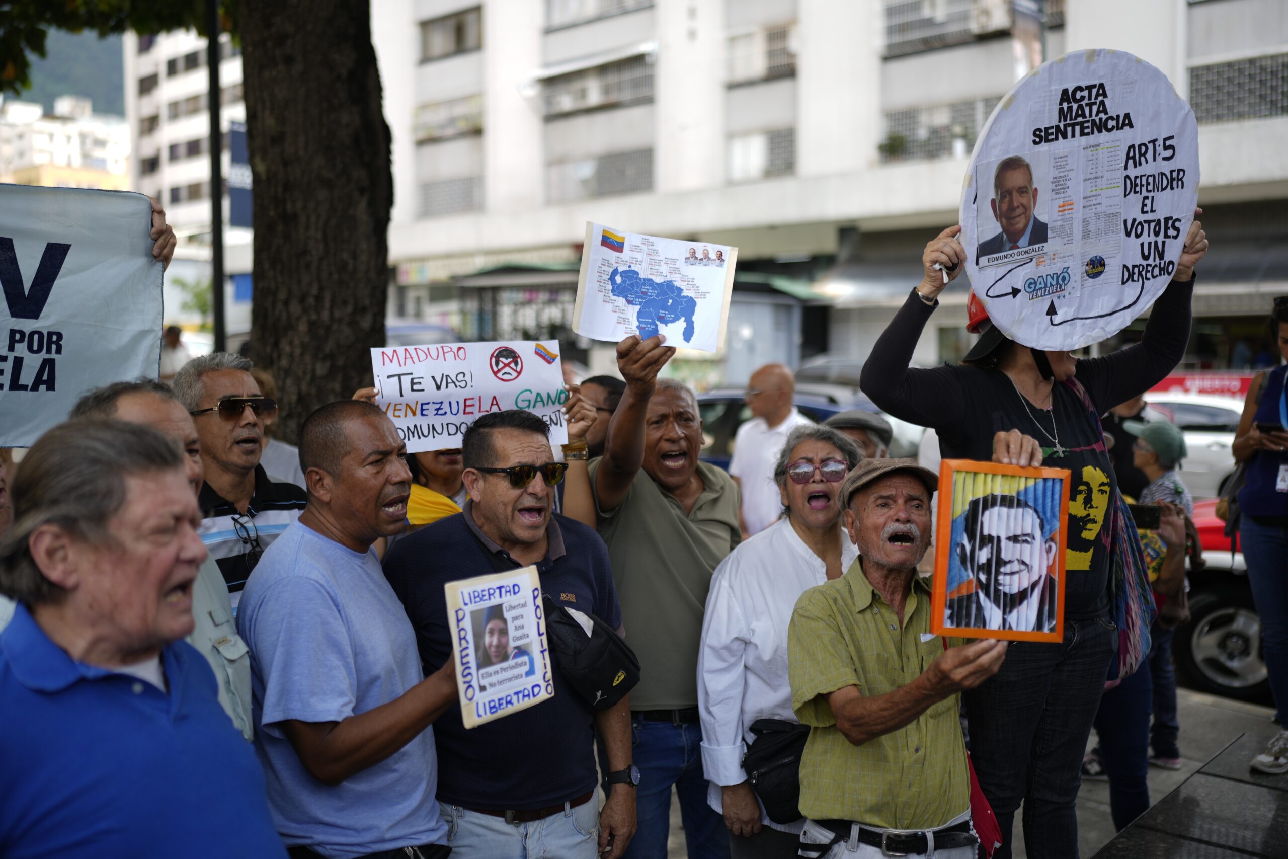 venezuela:-chavistas-and-opponents-demonstrate-in-the-country-two-months-after-the-elections