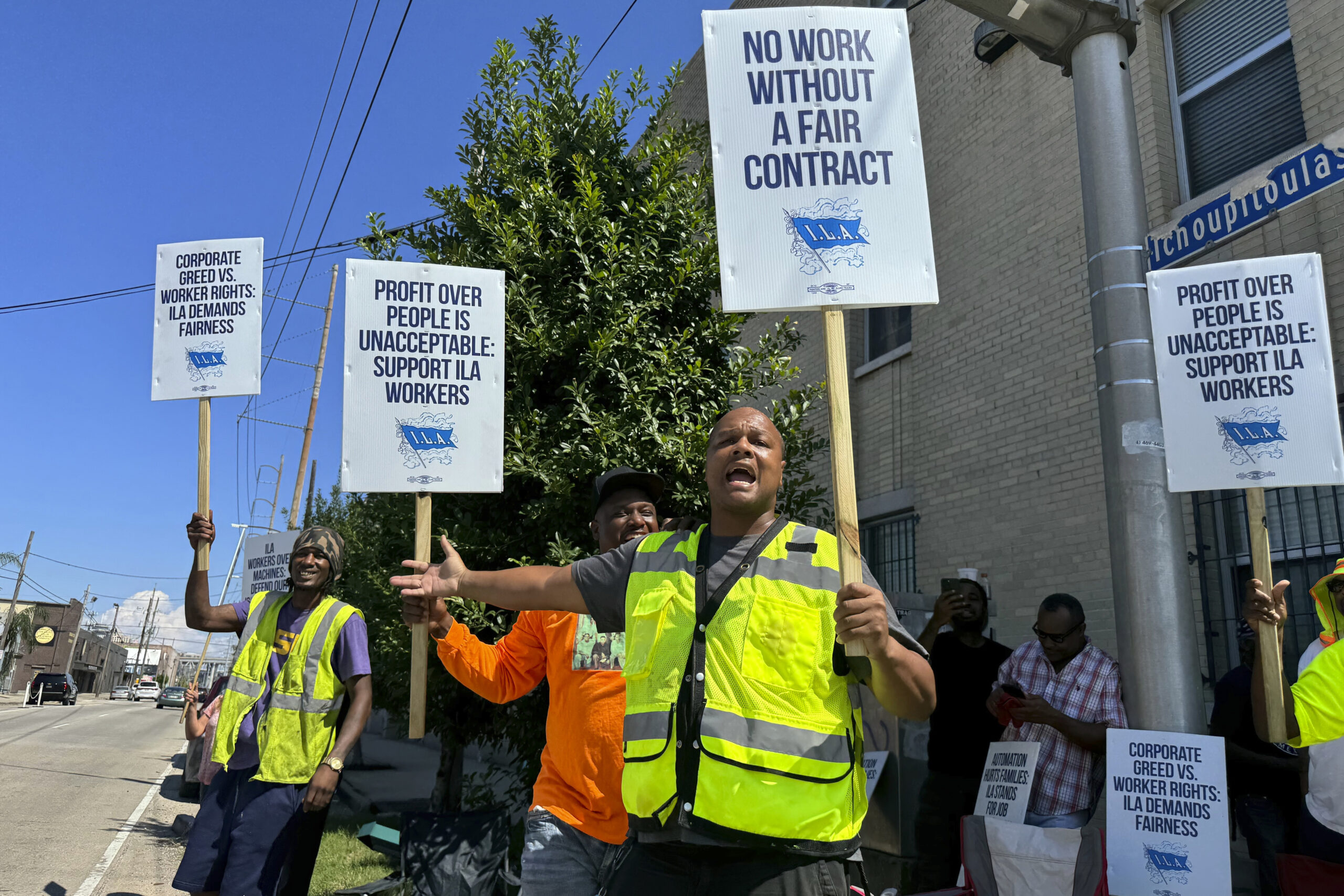 half-of-us-shipping-is-halted-by-dockworker-strike